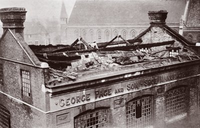 El resultado de un bombardeo en Londres, 1915 de English Photographer